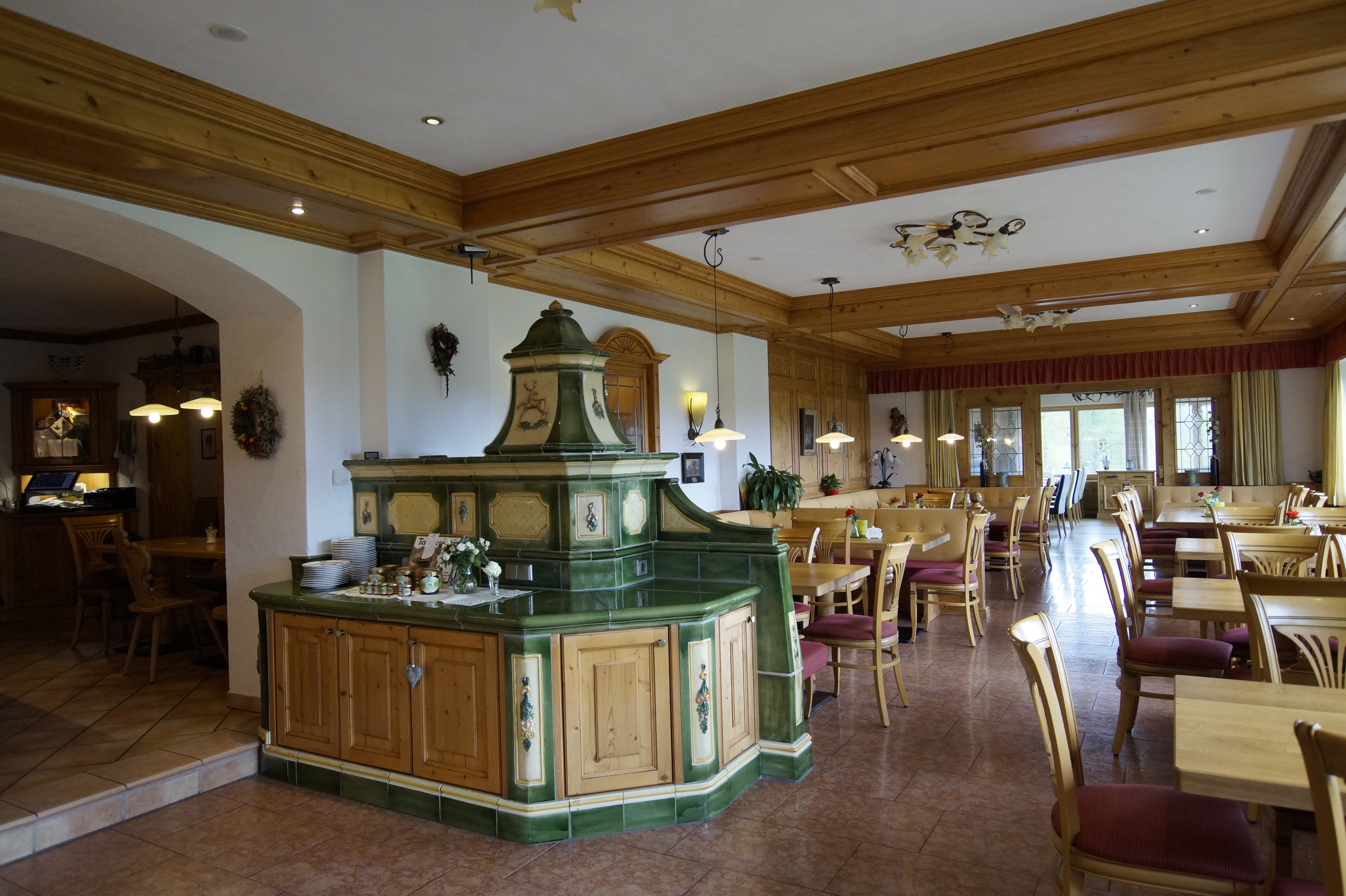 Blick in das Panoramarestaurant mit Buffet