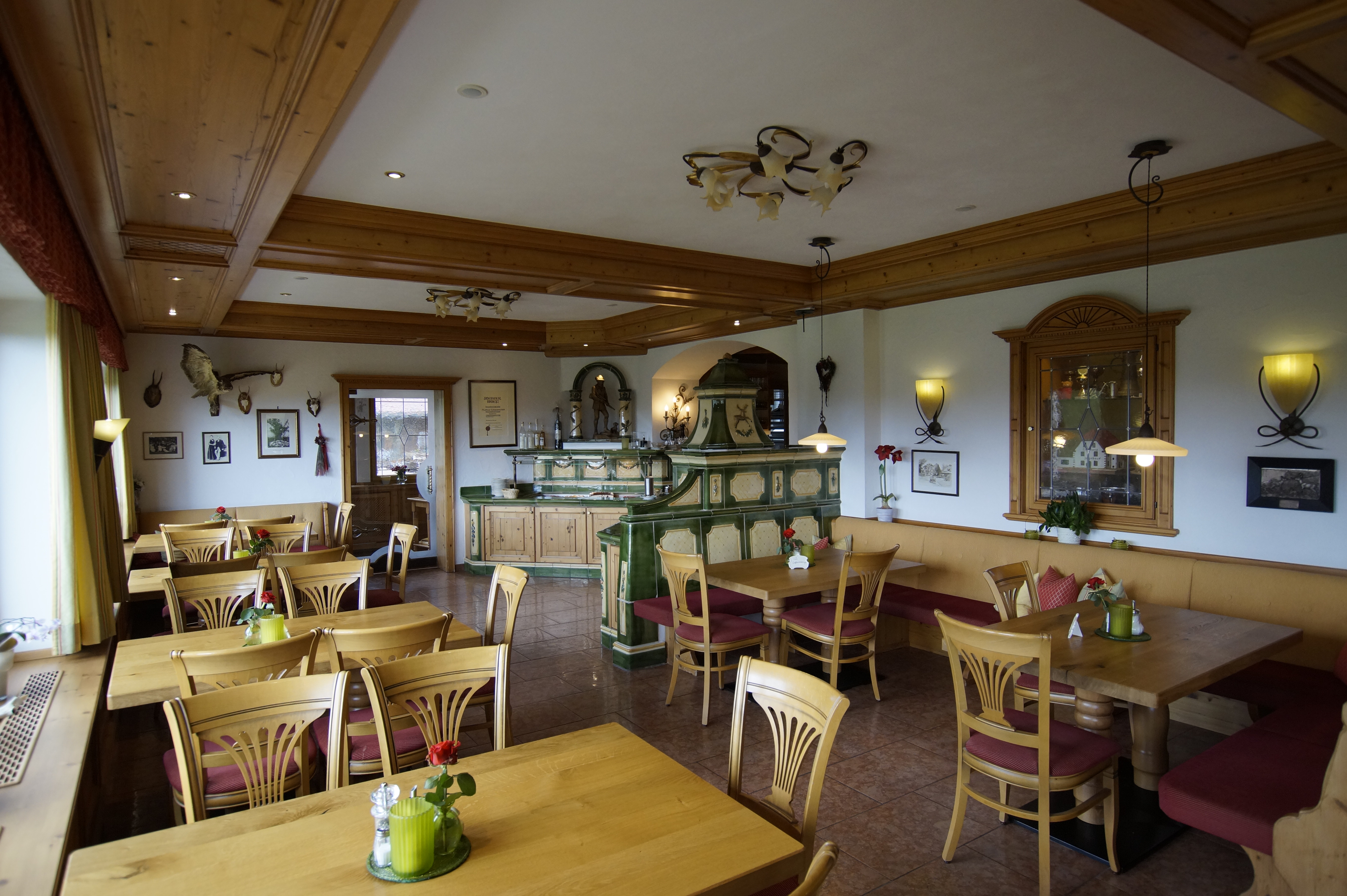 Blick in das Panoramarestaurant mit Buffet