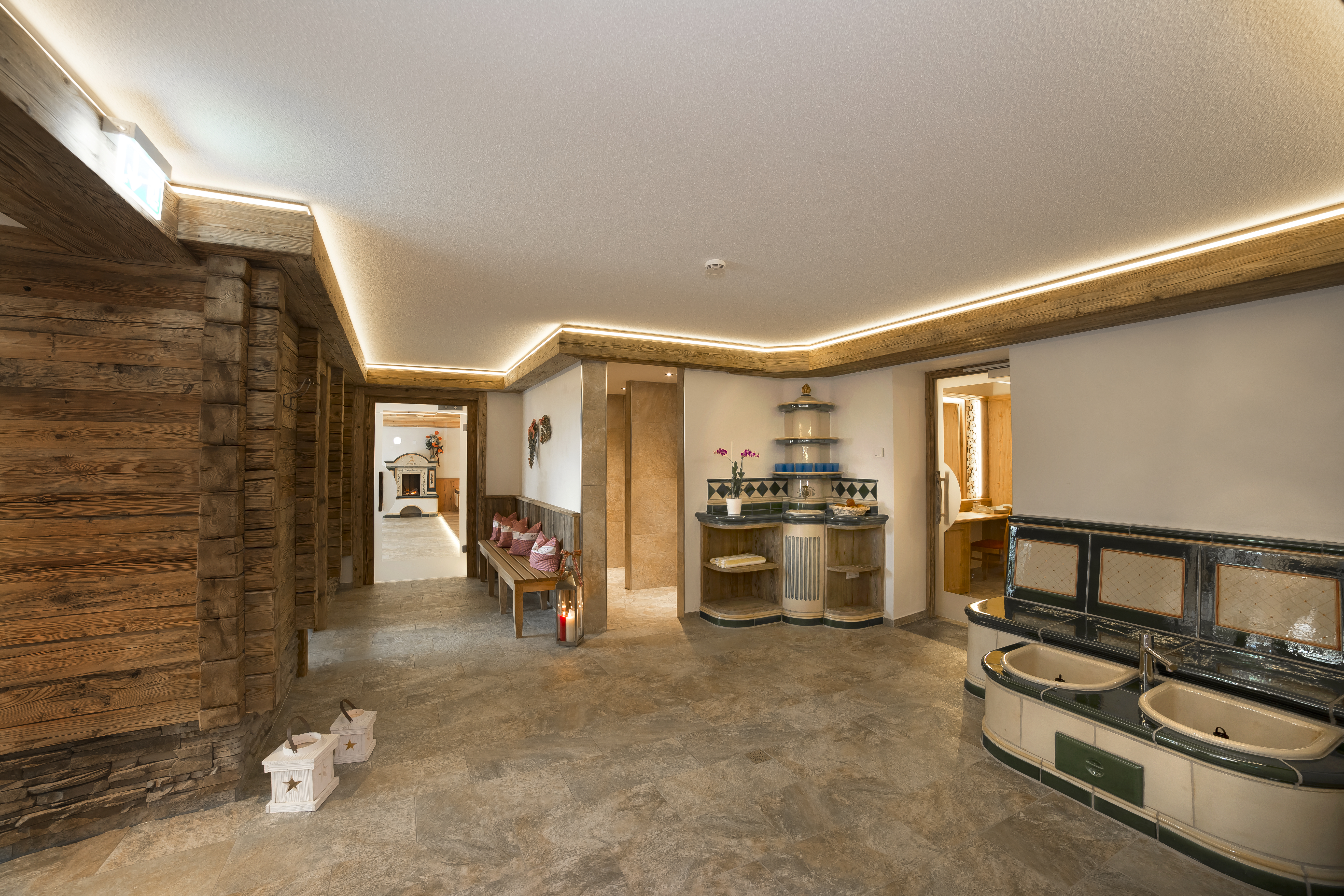 Blick in unsere Saunalandschaft mit Finnischer Altholzsauna, Bio-Sauna, Dampfbad, Infrarotkabine, Fußbecken und Ruheraum