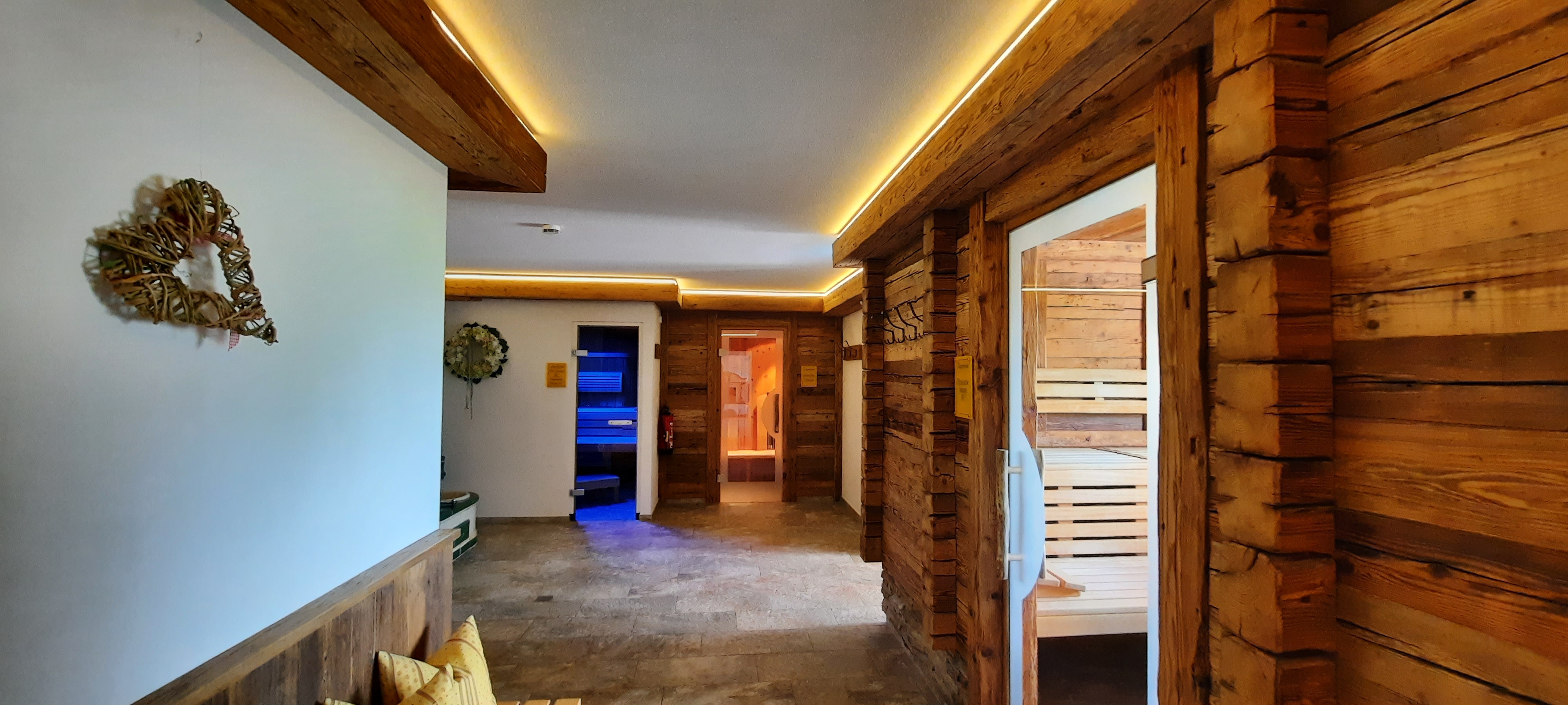 Saunabereich mit Finnischer Panoramasauna in Altholz, Bio-Sauna und Infrarotkabine