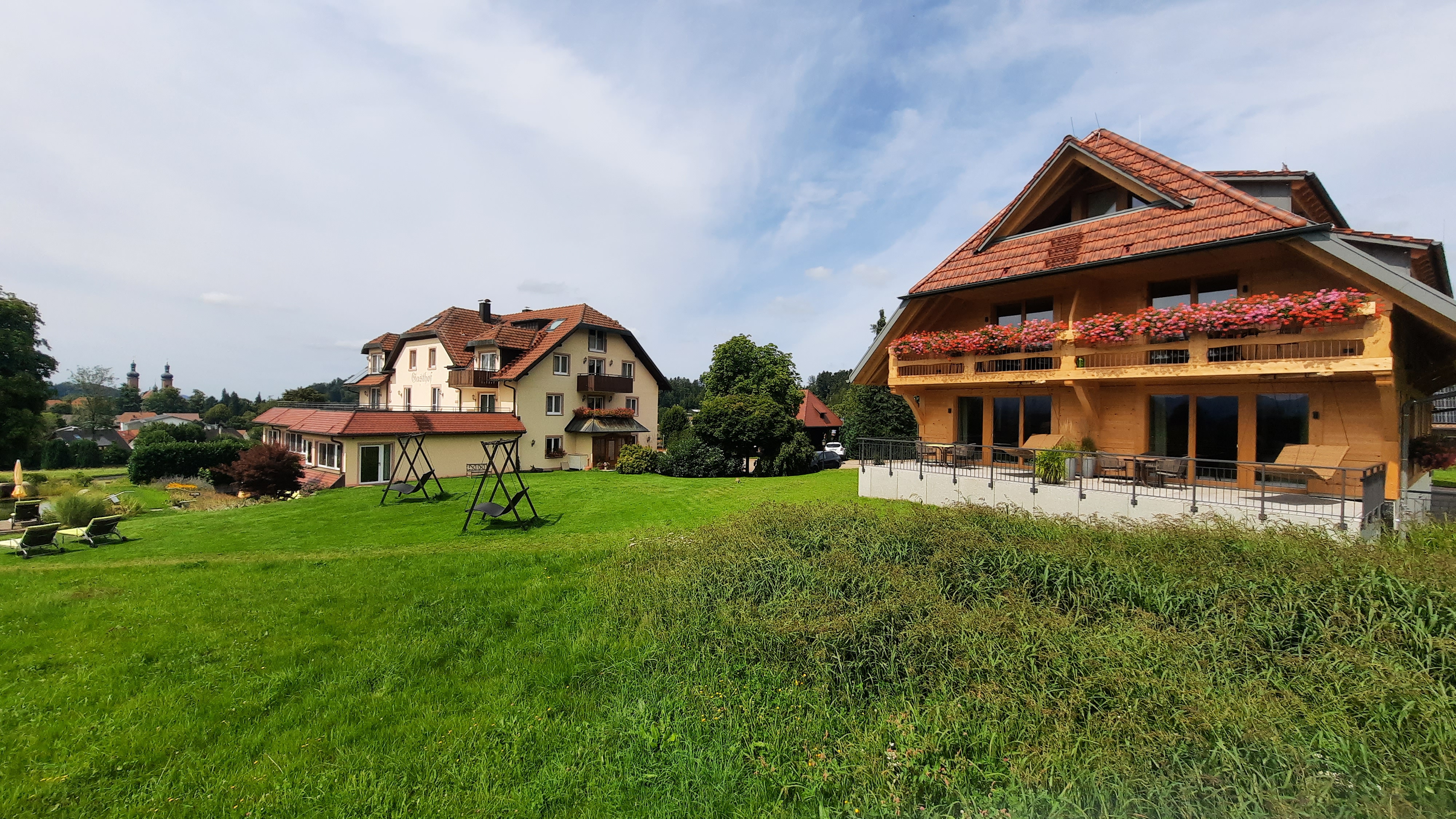 Aussenansicht Höfle und Hotel Jägerhaus mit Liegewiese