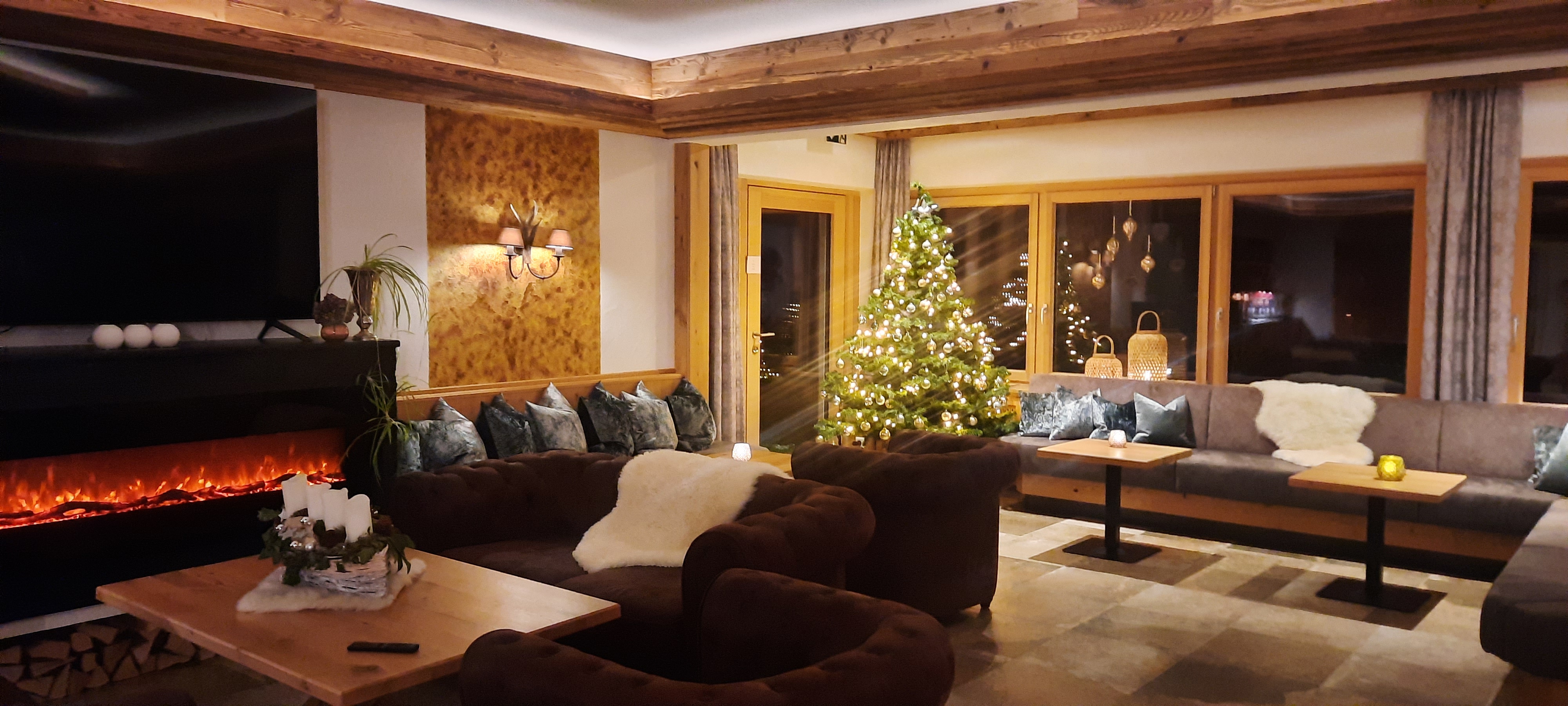 Weihnachtlich geschmückte Hotelhalle mit Christbaum Weihnachtlich geschmückte Hotelhalle mit Christbaum