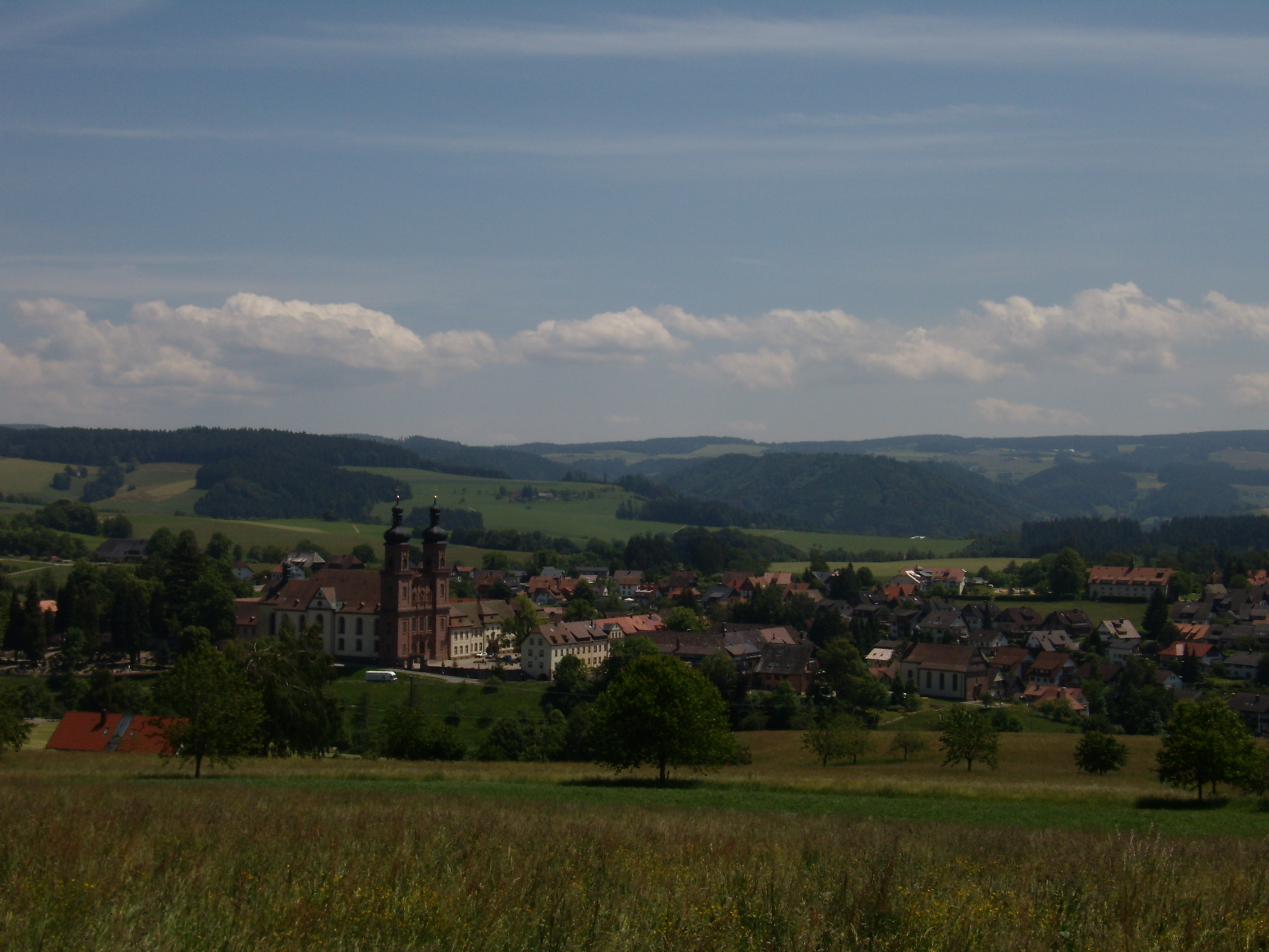Panoramablick über St. Peter und die Kirche
