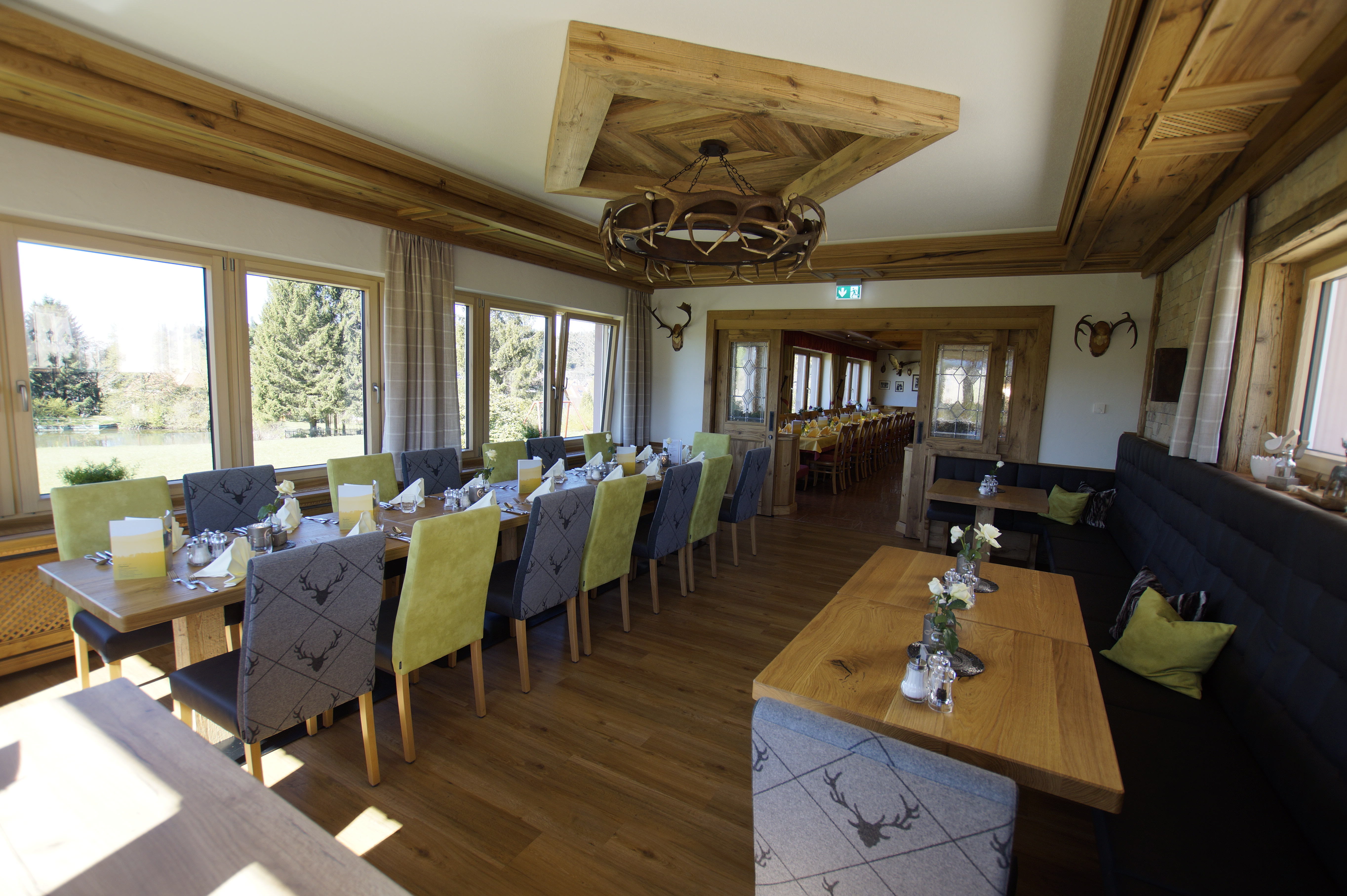 Chalet mit Panoramablick in den Schwarzwald und über St. Peter, festlich eingedeckt für eine Familienfeier