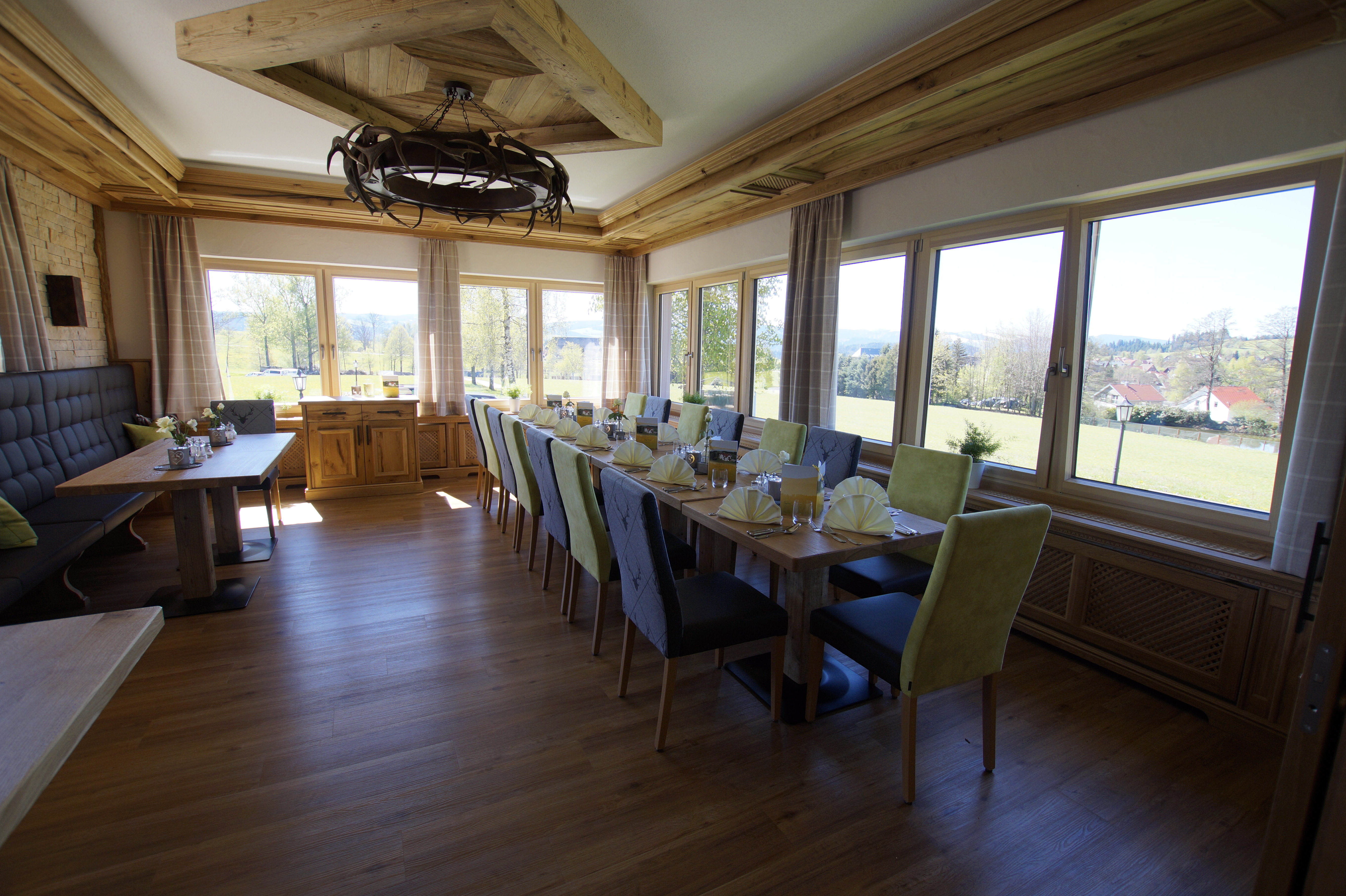 Chalet mit Panoramablick in den Schwarzwald und über St. Peter, festlich eingedeckt für eine Familienfeier