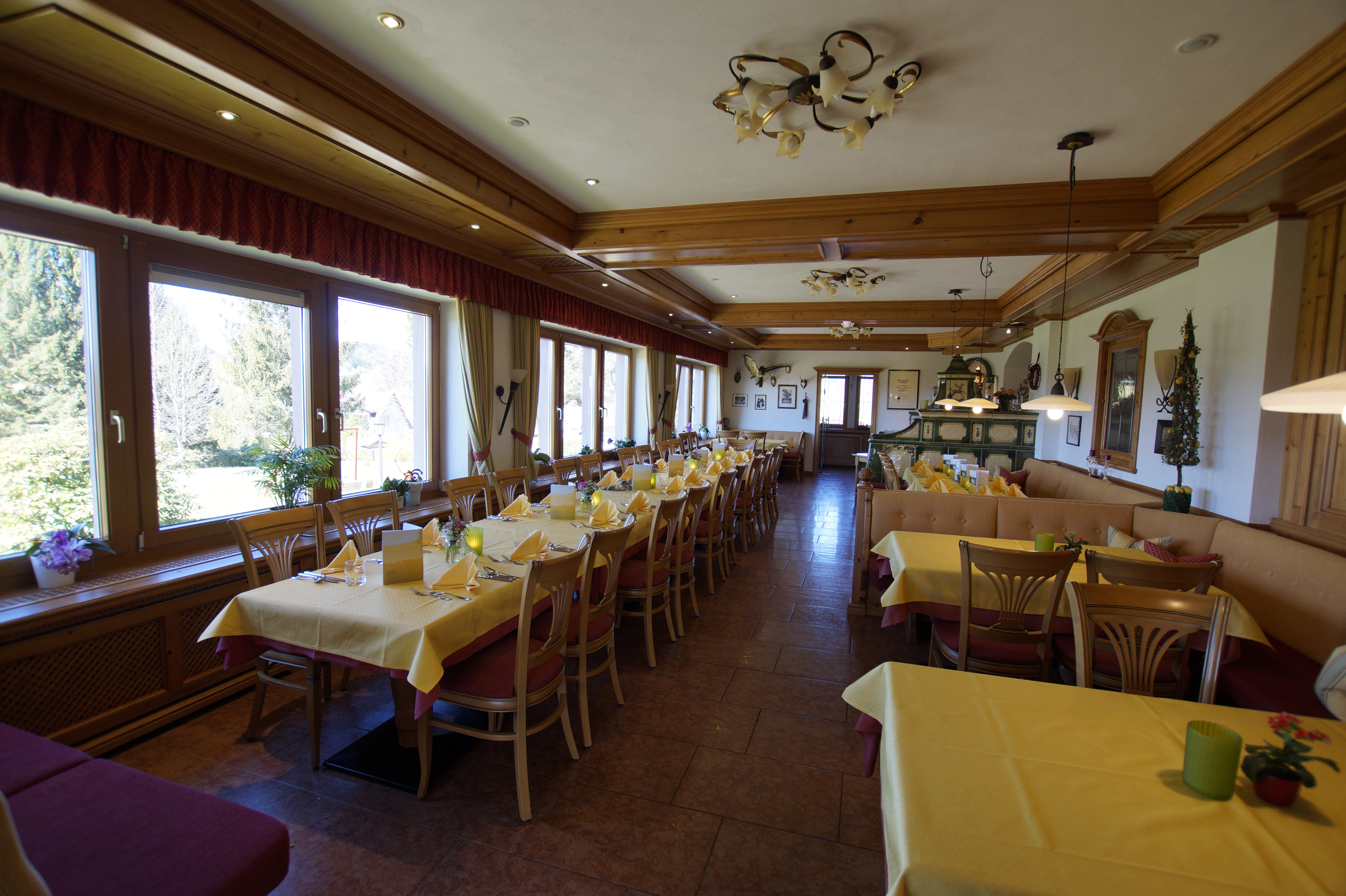 Blick in das Panoramarestaurant mit festlich eingedeckten Tischen