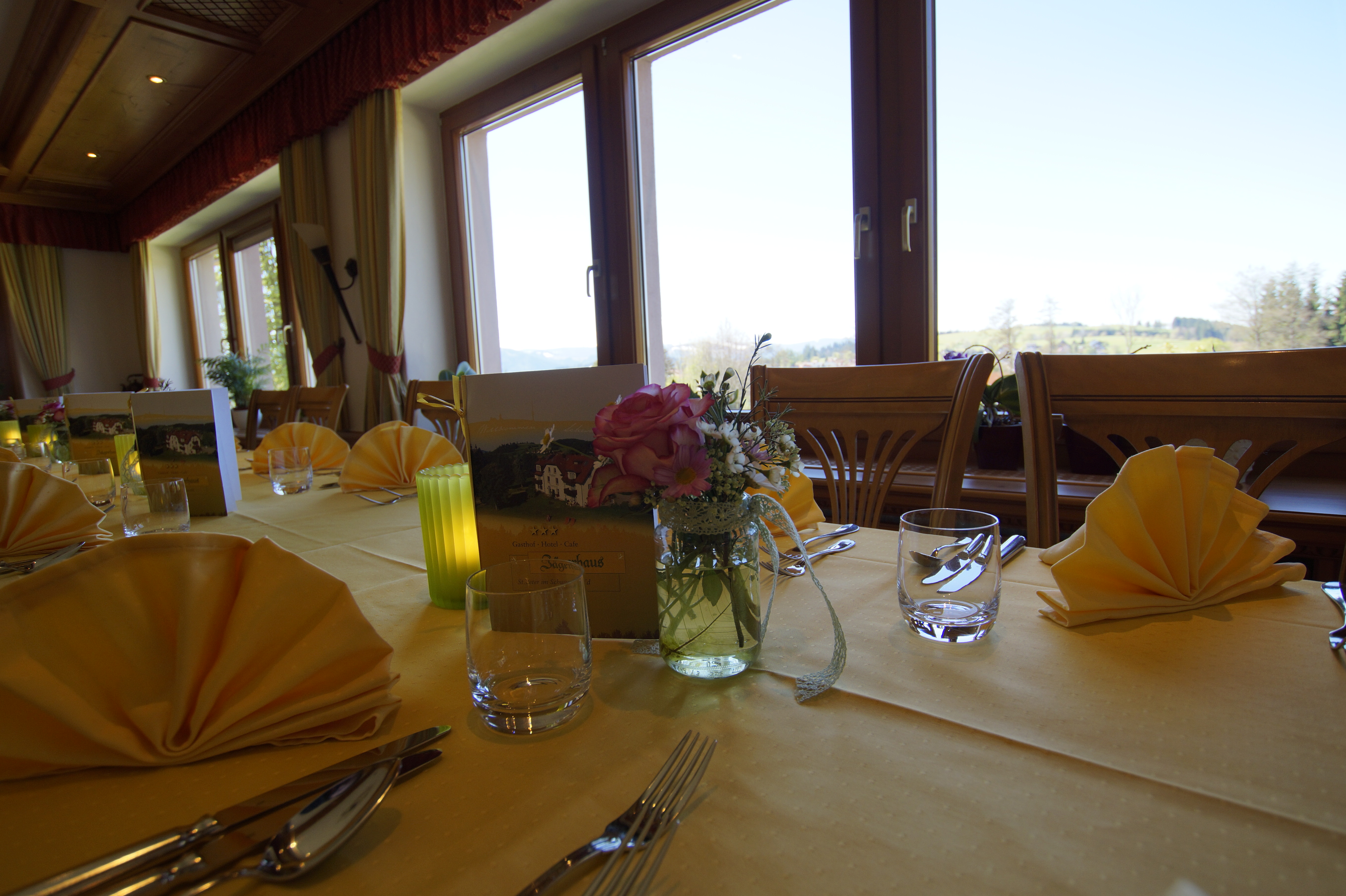 festlich eingedeckter Tisch im Panoramarestaurant