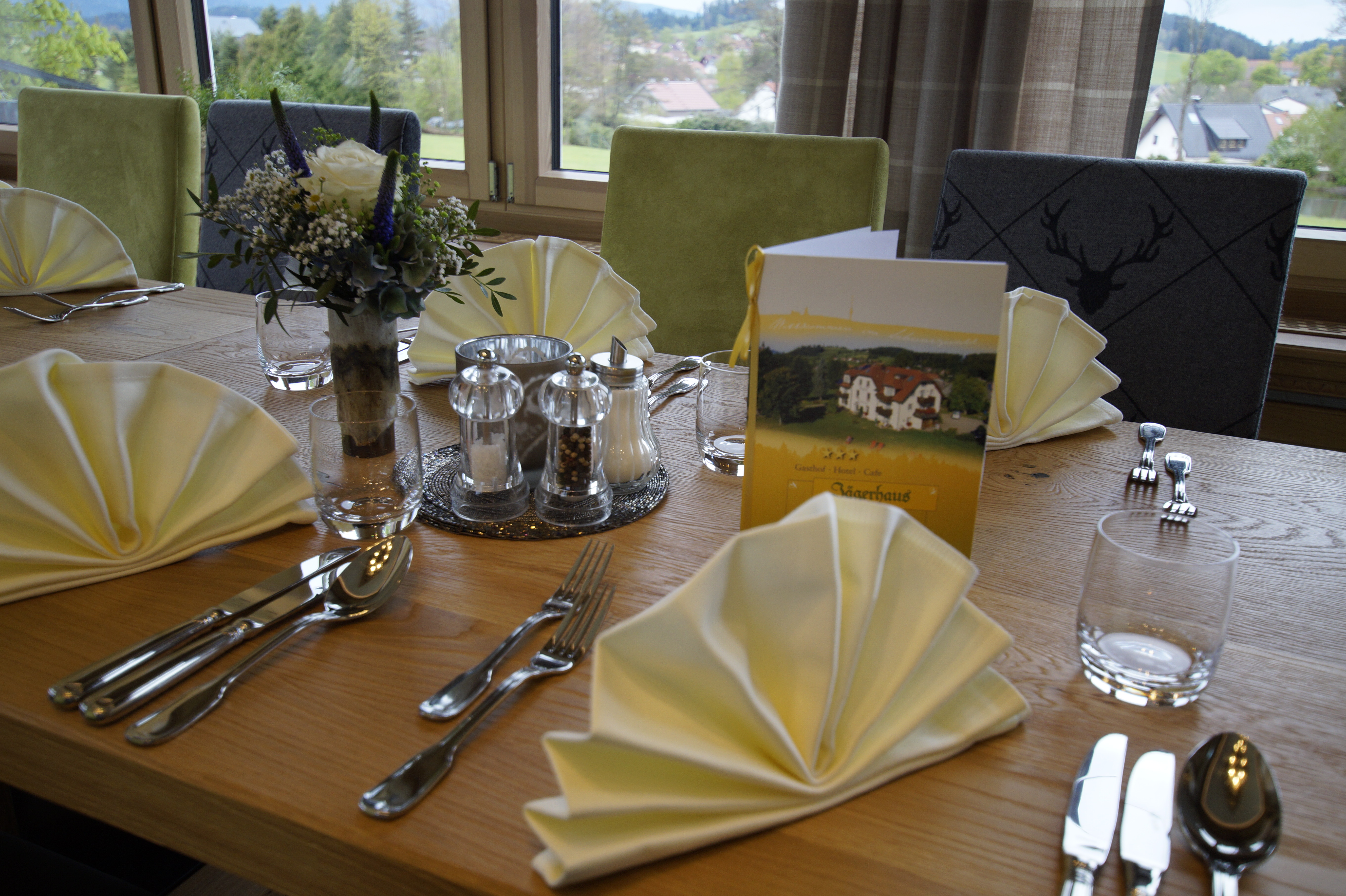 Festlich eingedeckter Tisch in unserem Chalet, Ideal für Familienfeiern